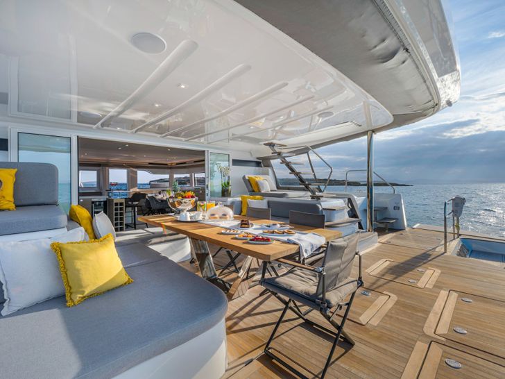 LADY M Lagoon 60 - aft deck alfresco dining area LADY M Lagoon 60 - aft deck alfresco dining area