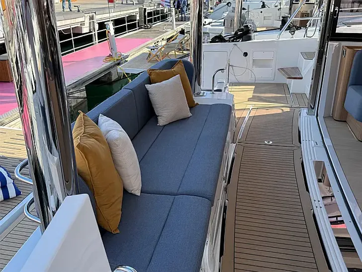 LADY M Bali 5.2 - aft seating LADY M Bali 5.2 - aft seating