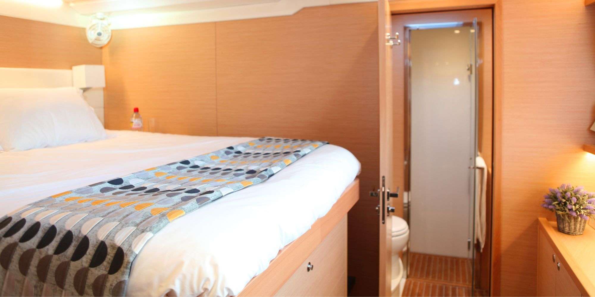 LADY M Lagoon 620 - master cabin