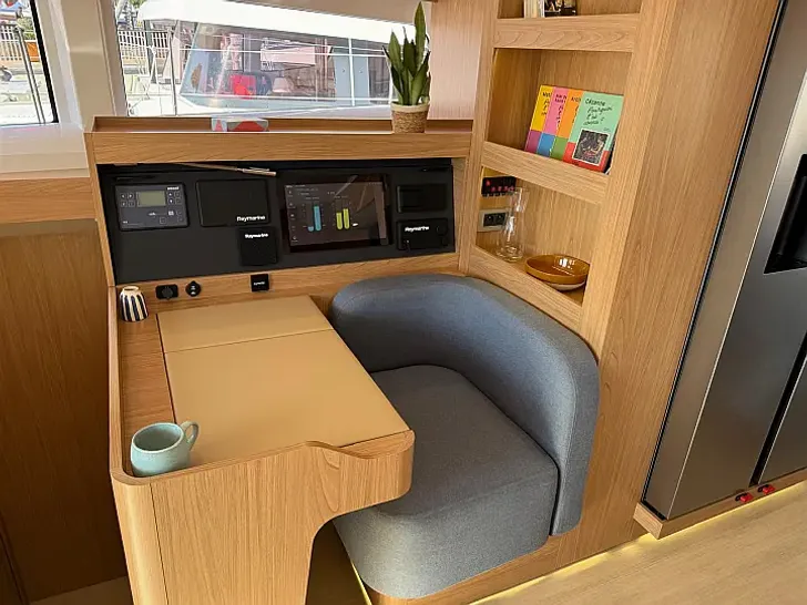 LADY M Bali 5.2 - navigation center LADY M Bali 5.2 - navigation center