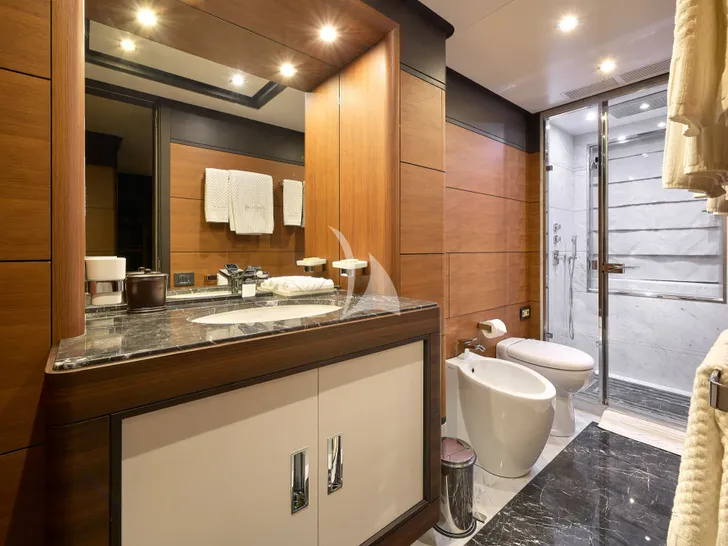 LADY MRD Benetti Crystal 140 - VIP cabin 1 bathroom LADY MRD Benetti Crystal 140 - VIP cabin 1 bathroom