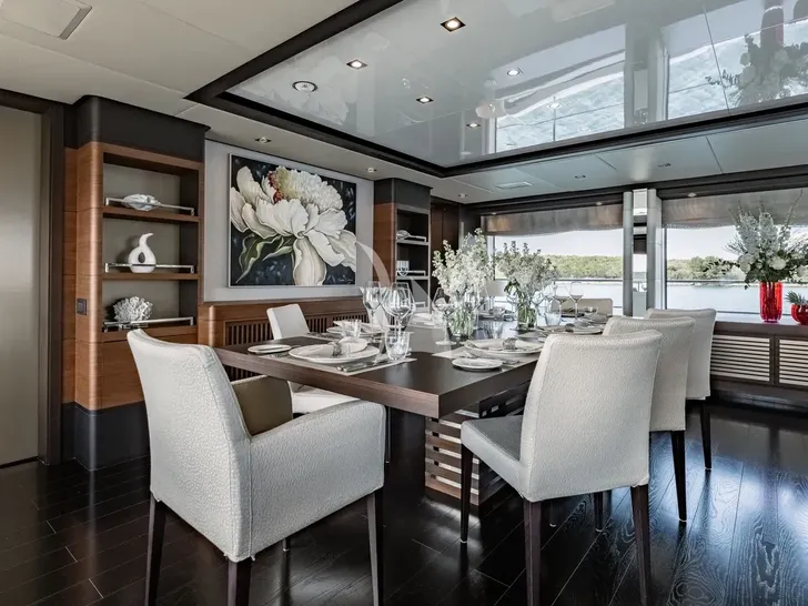 LADY MRD Benetti Crystal 140 - main dining area LADY MRD Benetti Crystal 140 - main dining area