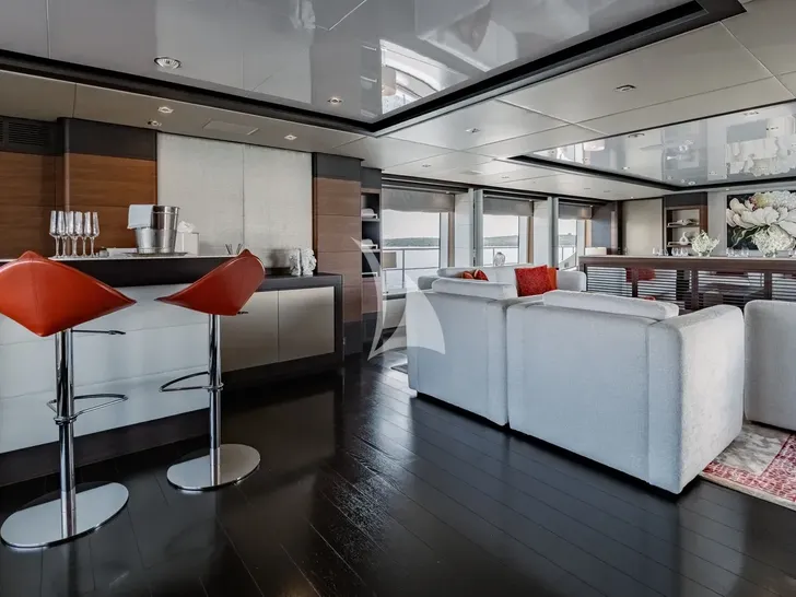 LADY MRD Benetti Crystal 140 - main saloon bar LADY MRD Benetti Crystal 140 - main saloon bar