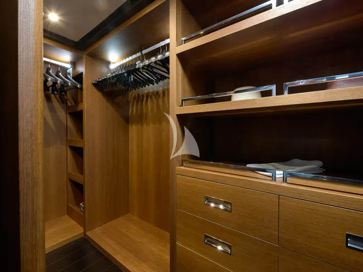 LADY MRD Benetti Crystal 140 - master cabin walk-in closet LADY MRD Benetti Crystal 140 - master cabin walk-in closet