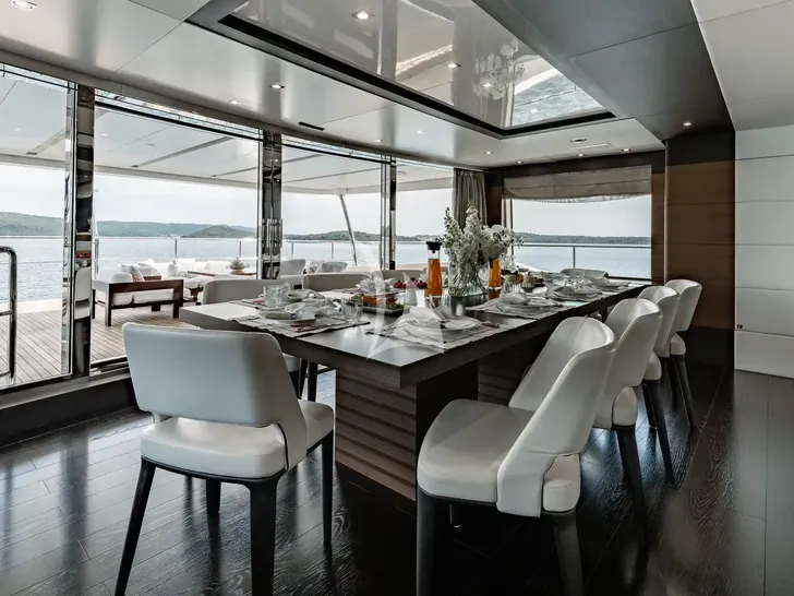 LADY MRD Benetti Crystal 140 - sky dining LADY MRD Benetti Crystal 140 - sky dining