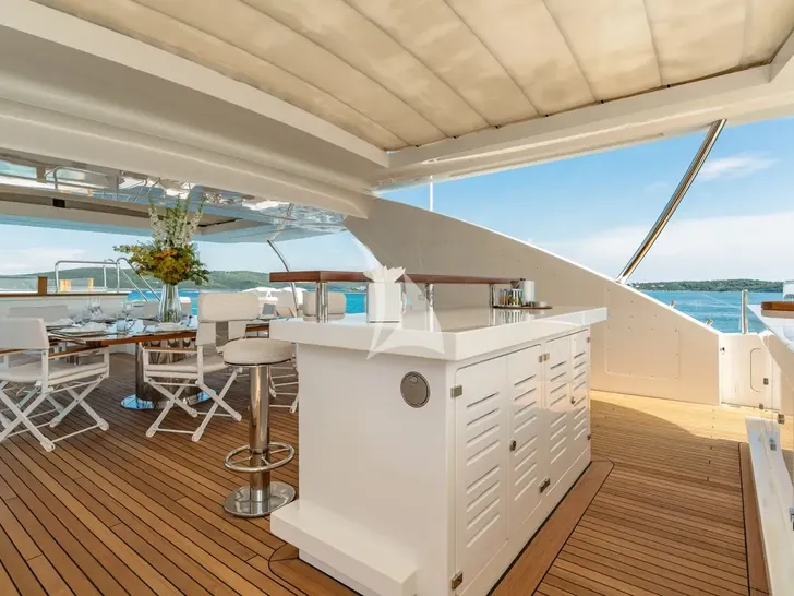LADY MRD Benetti Crystal 140 - sundeck bar LADY MRD Benetti Crystal 140 - sundeck bar