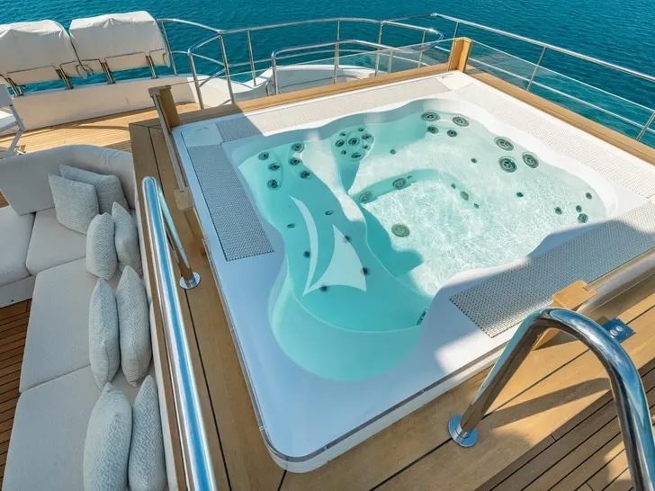 LADY MRD Benetti Crystal 140 - sundeck jacuzzi LADY MRD Benetti Crystal 140 - sundeck jacuzzi