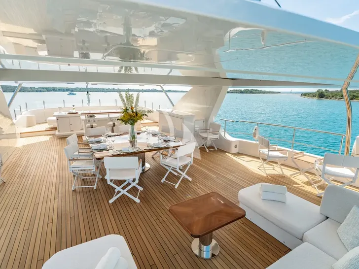 LADY MRD Benetti Crystal 140 - sundeck LADY MRD Benetti Crystal 140 - sundeck