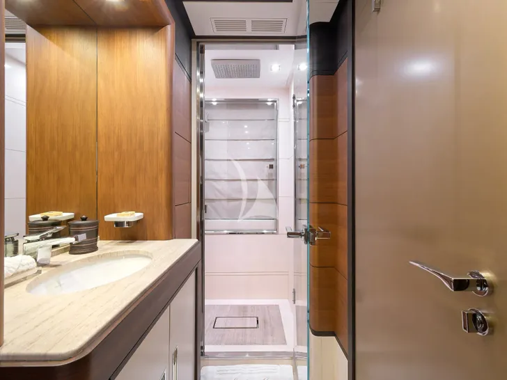LADY MRD Benetti Crystal 140 - twin cabin 1 bathroom LADY MRD Benetti Crystal 140 - twin cabin 1 bathroom