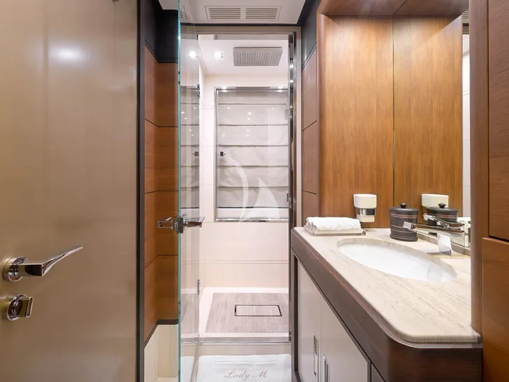LADY MRD Benetti Crystal 140 - twin cabin 2 bathroom LADY MRD Benetti Crystal 140 - twin cabin 2 bathroom