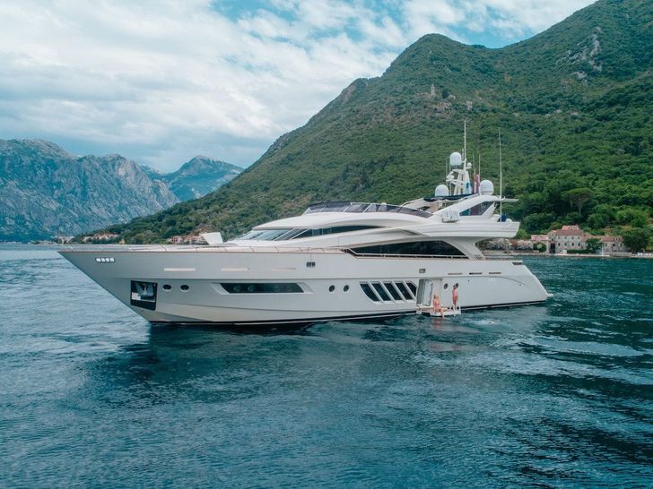 LADY MURA Dominator 29m - side profile LADY MURA Dominator 29m - side profile