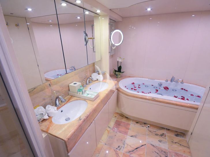 LADYSHIP Heesen 41m - master cabin bathroom LADYSHIP Heesen 41m - master cabin bathroom