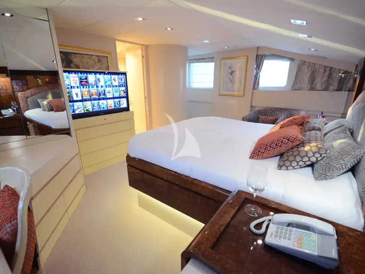 LADYSHIP Heesen 41m - master cabin bed and TV LADYSHIP Heesen 41m - master cabin bed and TV