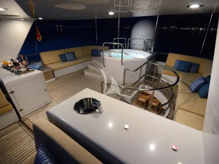 LADYSHIP Heesen 41m - sundeck jacuzzi lounge LADYSHIP Heesen 41m - sundeck jacuzzi lounge