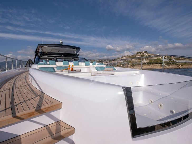 LAFAYETTE Amer 120 - foredeck with a jacuzzi LAFAYETTE Amer 120 - foredeck with a jacuzzi