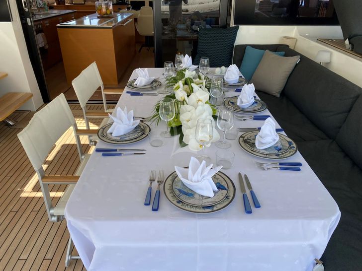 LA FREGATE Lagoon 630 - aft deck dining set up LA FREGATE Lagoon 630 - aft deck dining set up