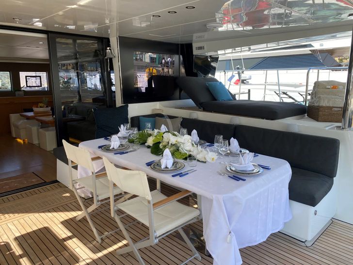 LA FREGATE Lagoon 630 - aft dining area LA FREGATE Lagoon 630 - aft dining area