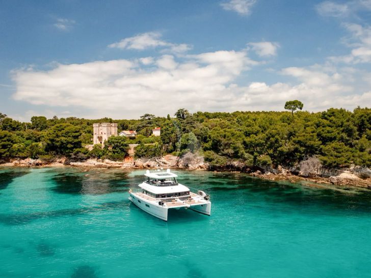 LA FREGATE Lagoon 630 - anchored near an island LA FREGATE Lagoon 630 - anchored near an island