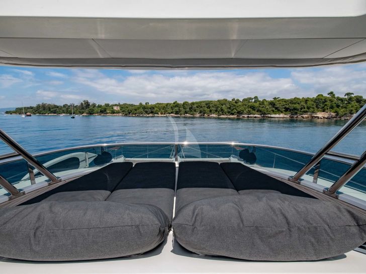 LA FREGATE Lagoon 630 - flybridge bronzing area LA FREGATE Lagoon 630 - flybridge bronzing area