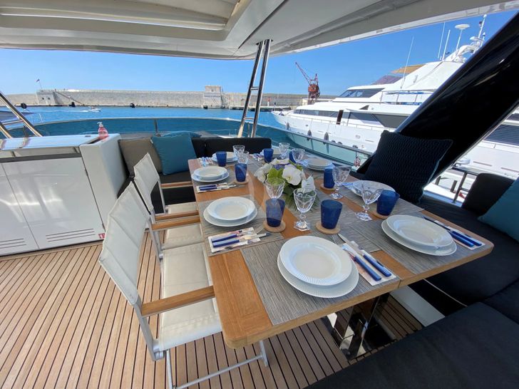 LA FREGATE Lagoon 630 - flybridge dining set up LA FREGATE Lagoon 630 - flybridge dining set up