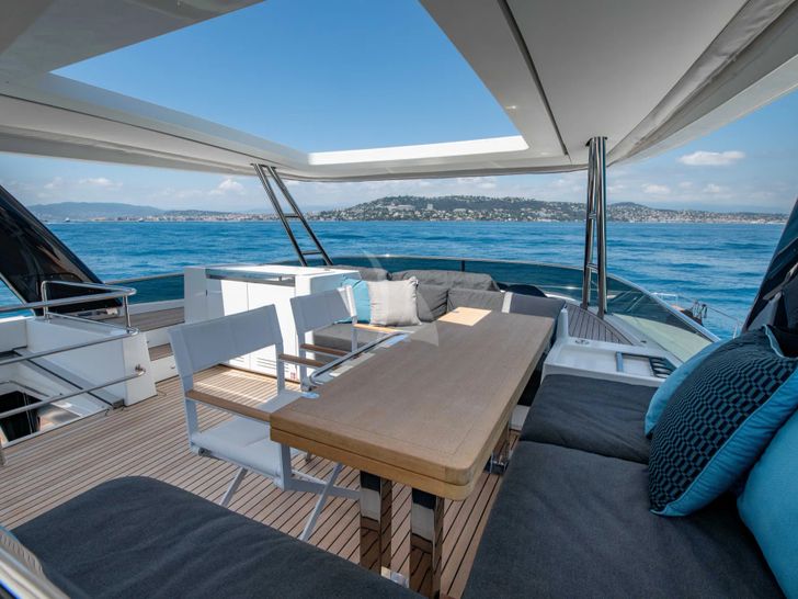 LA FREGATE Lagoon 630 - flybridge seating LA FREGATE Lagoon 630 - flybridge seating