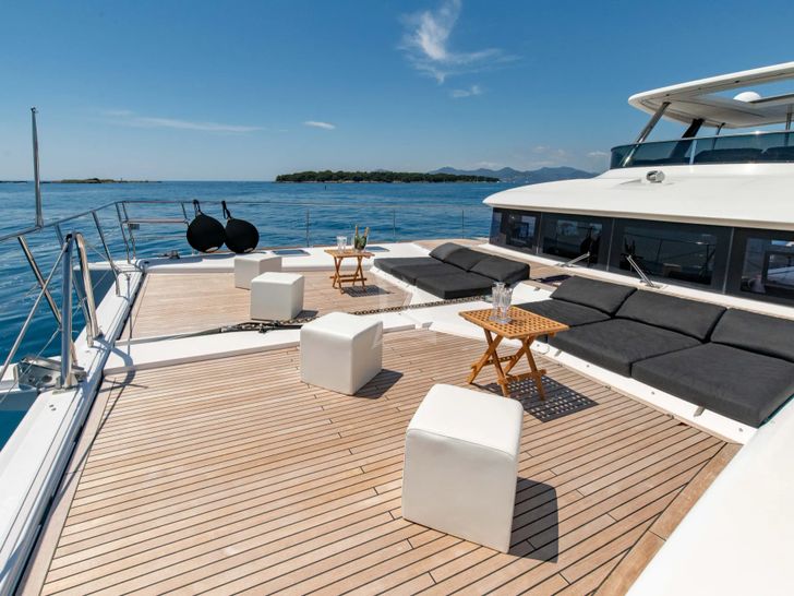 LA FREGATE Lagoon 630 - foredeck bronzing area LA FREGATE Lagoon 630 - foredeck bronzing area
