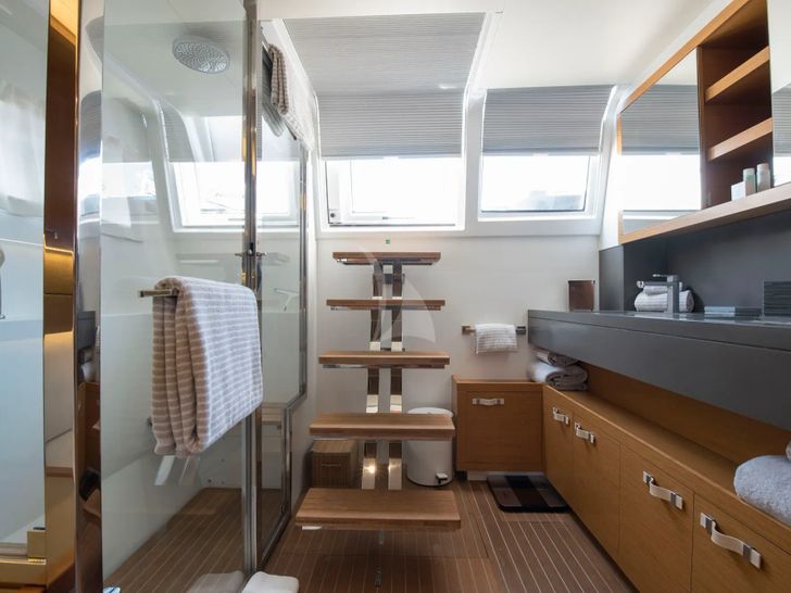 LA FREGATE Lagoon 630 - master cabin bathroom LA FREGATE Lagoon 630 - master cabin bathroom