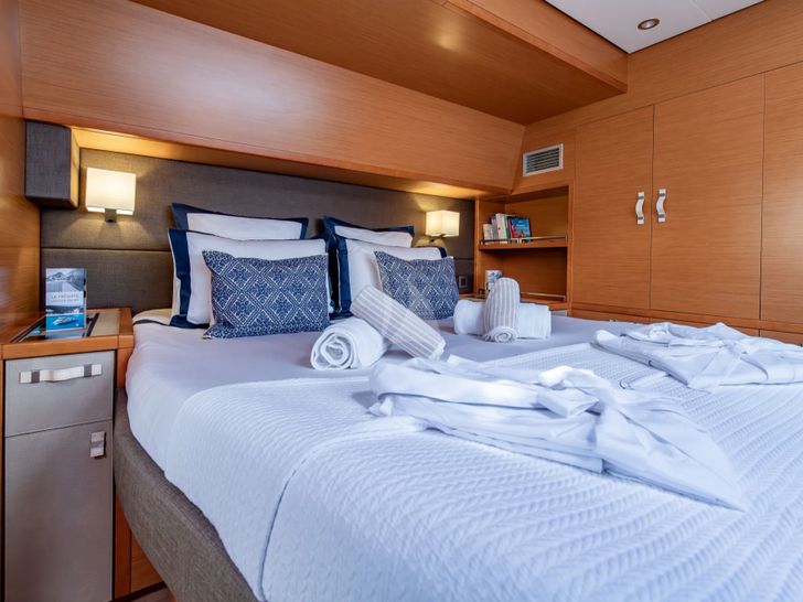 LA FREGATE Lagoon 630 - master cabin bed LA FREGATE Lagoon 630 - master cabin bed