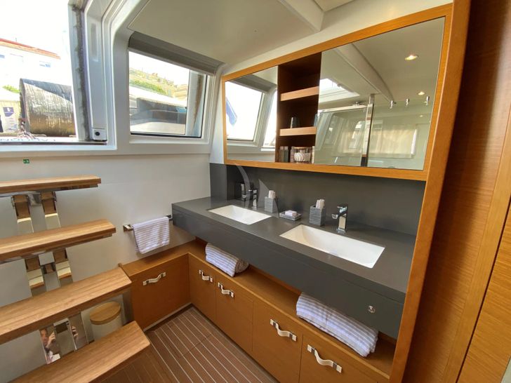 LA FREGATE Lagoon 630 - master cabin vanity LA FREGATE Lagoon 630 - master cabin vanity