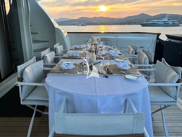 LA GIOCONDA Maiora 35DP - aft deck alfresco dining set up LA GIOCONDA Maiora 35DP - aft deck alfresco dining set up