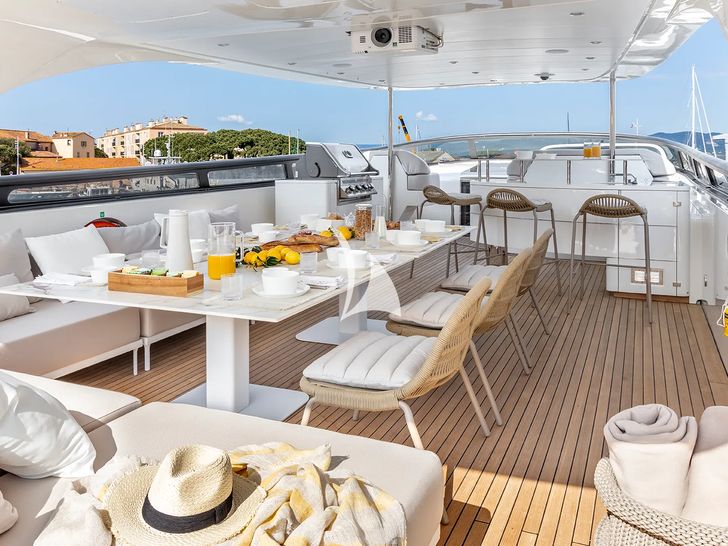 LA GIOCONDA Maiora 35DP - flybridge dining and bar LA GIOCONDA Maiora 35DP - flybridge dining and bar