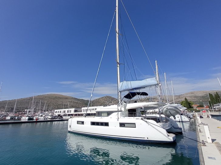 RAGNAROK Lagoon 50 - docked side profile RAGNAROK Lagoon 50 - docked side profile