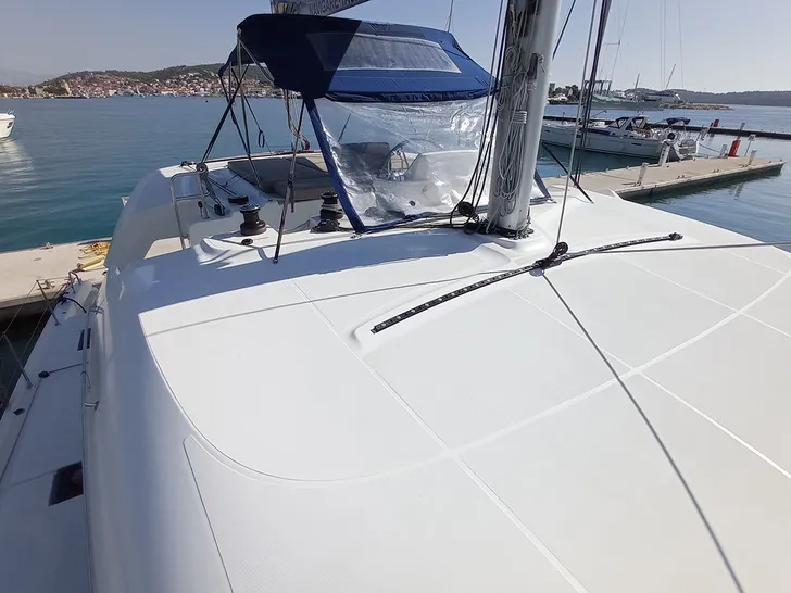 RAGNAROK Lagoon 50 - flybridge with bimini RAGNAROK Lagoon 50 - flybridge with bimini