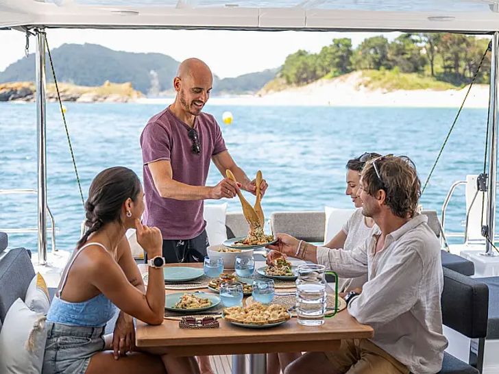 Lagoon 43 - alfresco dining Lagoon 43 - alfresco dining