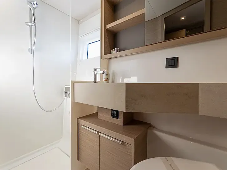 LAGOON 46 - cabin 1 bathroom LAGOON 46 - cabin 1 bathroom