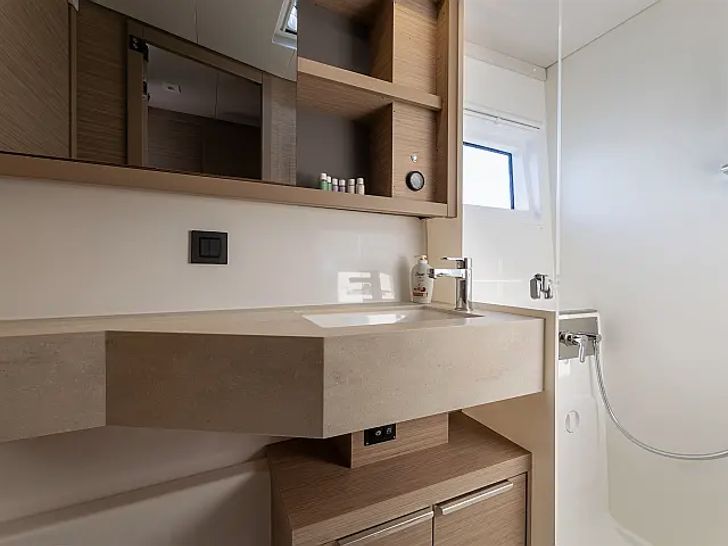 LAGOON 46 - cabin 2 bathroom LAGOON 46 - cabin 2 bathroom