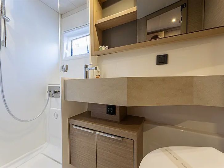 LAGOON 46 - cabin 3 bathroom LAGOON 46 - cabin 3 bathroom