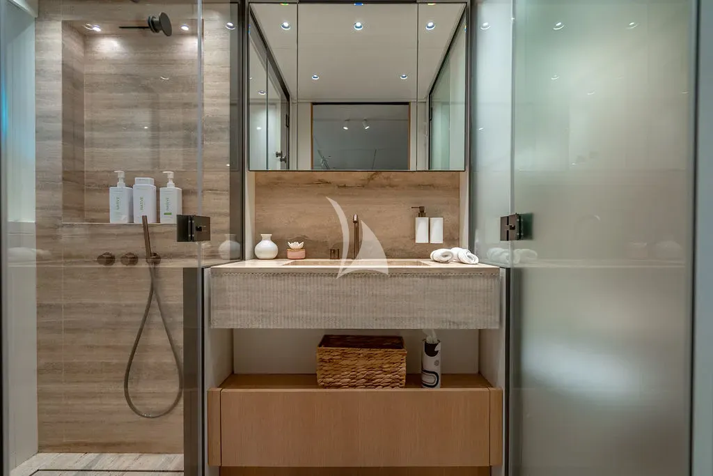 LAILA Sanlorenzo SD90 - VIP cabin 1 bathroom