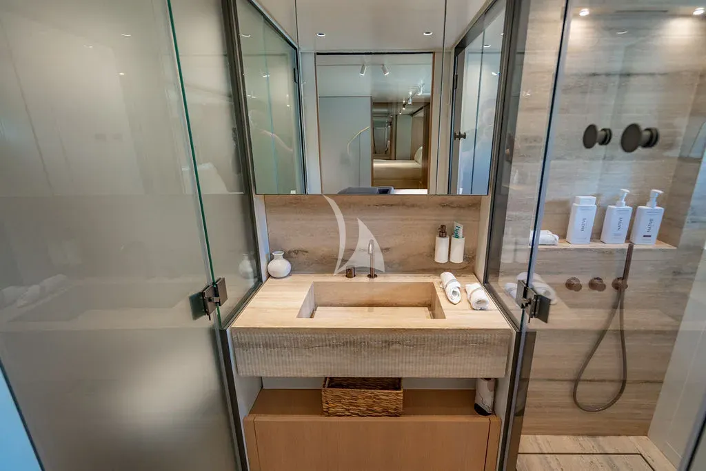 LAILA Sanlorenzo SD90 - VIP cabin 2 bathroom