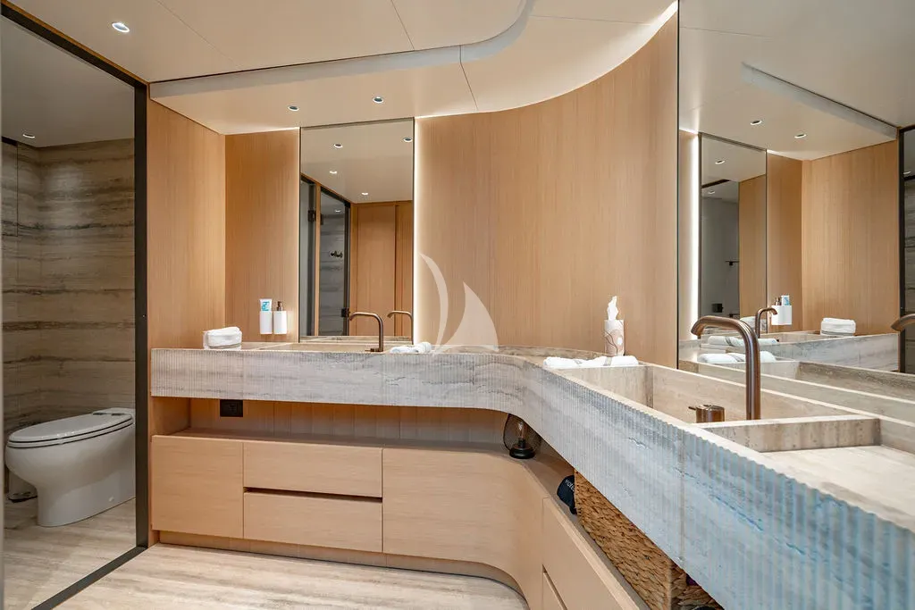 LAILA Sanlorenzo SD90 - master cabin bathroom