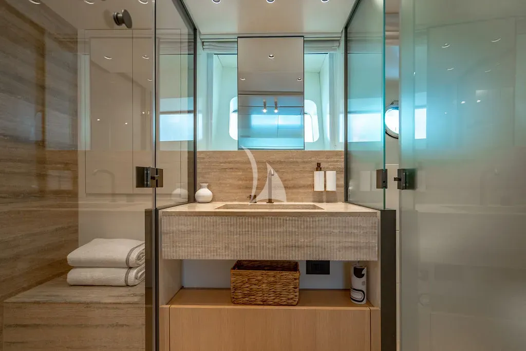 LAILA Sanlorenzo SD90 - twin cabin bathroom