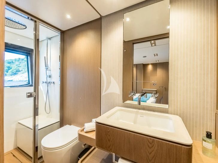 LA MOROCHA Ferretti 1000 - VIP cabin 2 bathroom LA MOROCHA Ferretti 1000 - VIP cabin 2 bathroom