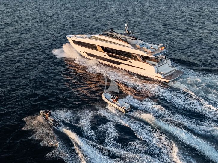 LA MOROCHA Ferretti 1000 - cruising with the tender and jet ski LA MOROCHA Ferretti 1000 - cruising with the tender and jet ski