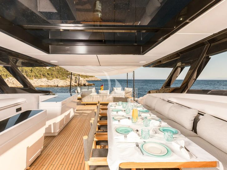 LA MOROCHA Ferretti 1000 - flybridge dining set up LA MOROCHA Ferretti 1000 - flybridge dining set up