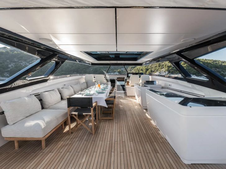 LA MOROCHA Ferretti 1000 - flybridge seating and dining area LA MOROCHA Ferretti 1000 - flybridge seating and dining area