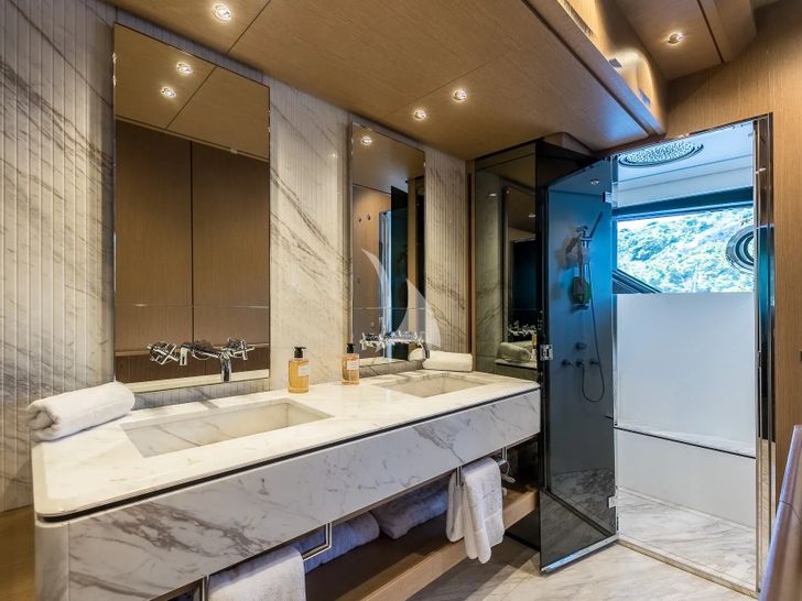 LA MOROCHA Ferretti 1000 - master cabin bathroom LA MOROCHA Ferretti 1000 - master cabin bathroom