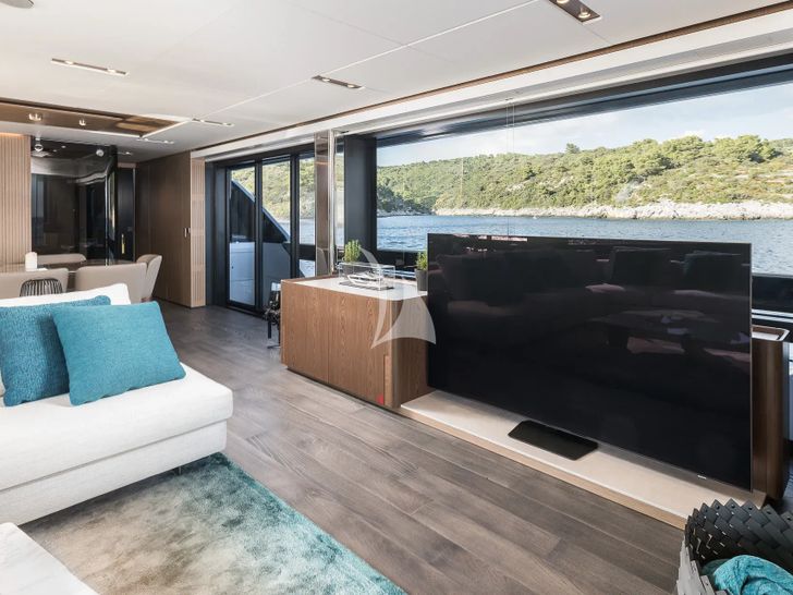 LA MOROCHA Ferretti 1000 - saloon TV LA MOROCHA Ferretti 1000 - saloon TV