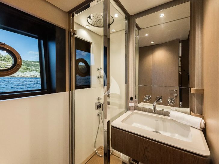 LA MOROCHA Ferretti 1000 - twin cabin 1 bathroom LA MOROCHA Ferretti 1000 - twin cabin 1 bathroom