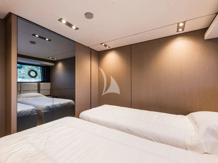 LA MOROCHA Ferretti 1000 - twin cabin 1 LA MOROCHA Ferretti 1000 - twin cabin 1