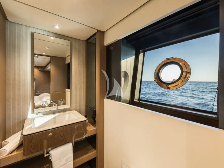 LA MOROCHA Ferretti 1000 - twin cabin 2 bathroom LA MOROCHA Ferretti 1000 - twin cabin 2 bathroom